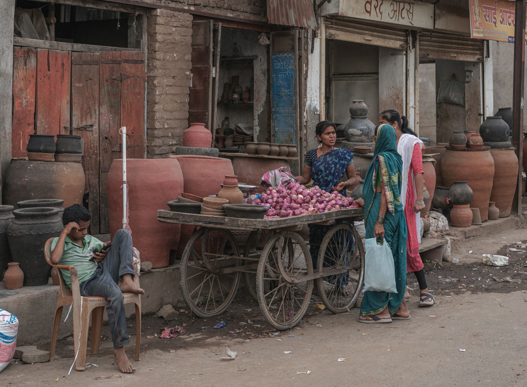 A lively street market in Aurangabad, Maharashtra, showcasing local vendors and pottery.
